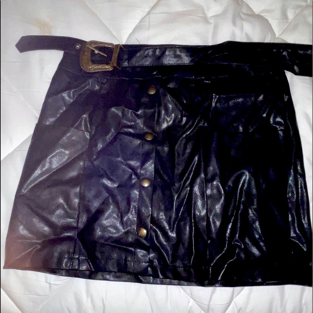 LEATHER MINI SLIRT WITH BUTTON SNAPS & belt